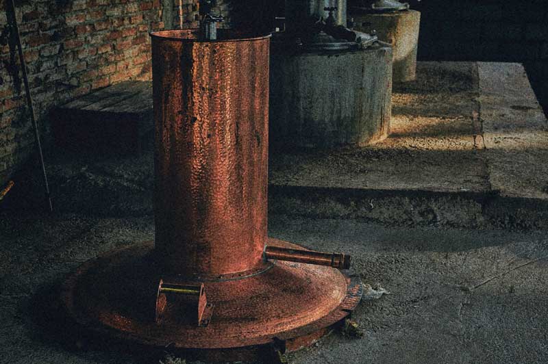 Alambique de cobre tradicional para la destilación del mezcal artesanal